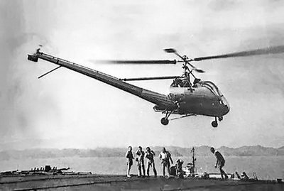Hiller 360 piloté par Valérie André apponte sur l'Arromanches pour évacuer les blessés le 4 avril 1952 - Photo DR