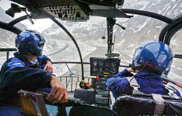 L'équipage (pilote et mécanicien d'équipage) aux commandes de l'Alouette III F-MJBL (La fameuse Bravo Lima !) du DAG de Chamonix - Photo © Philippe Merle AFP