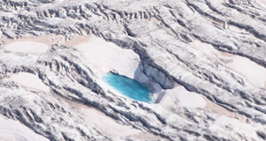 Un lac glacière turquoise qui se découpe comme un paradis perdu au milieu des glaces - Photo © Claire Gothié