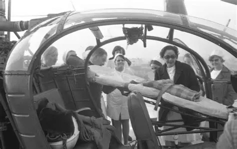 Les infirmières de la clinique Drevon ont suivi avec attention l'exercice effectué par la section hélicoptère de la gendarmerie pour simuler le transport par les airs de grands blessés. Photo archives/LBP