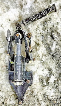 Un des morceaux de l'épave - Palonnier de l'Agusta-Bell 206B - Photo Allan Tramontana