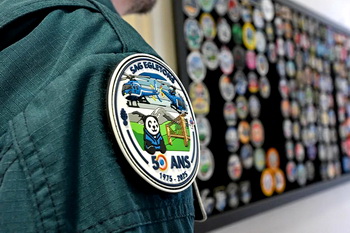 Un patch avec tous les symboles de l'unité, dont le tout premier hélicoptère, une Alouette 2, a été conçu pour les 50 ans de la Sag. - Photo DR