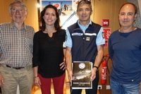 Avec le Colonel Stéphane BOZON, commandant du PGHM de Chamonix ; Yves BALLU, écrivain spécialisé dans l'histoire de l'alpinisme et Didier RUIZ, mécanicien à la base hélicoptère de la Sécurité civile d'Annecy - Photo autoroute INFO