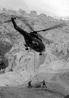 Stationnaire du SA-330 Puma de l'armée de l'air en bas au glacier des Bossons - Photo DR collection CELAG