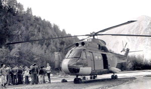 Le SA-330 Puma posé sur l'emplacement de l'ancienne carrière non loin du glacier des Bossons pour la mission de récupération du moteur du H-34 - Photo DR