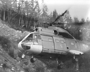 Décollage du SA-330 Puma depuis l'ancienne carrière pour la mission de récupération du moteur du H-34 - Photo DR