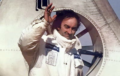Michel Anglade devant le fenestron de la SA-341G Gazelle F-GETS TSO au Paris-Dakar (fin des années 80) - Photo DR collection Michel Anglade
