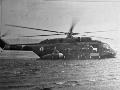 Le SA 3210-02 Super Frelon F-ZWWF lors des tests de flottabilité en eau douce sur le lac du Bourget - Photo DR