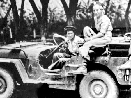Le médecin capitaine Valérie André aux commandes d'une Jeep Willys en compagnie d'une IPSA anesthésiste de l'antenne ACP 4 à Lai Châu - Indochine 1951 - Photo collection Raymond Delasomone