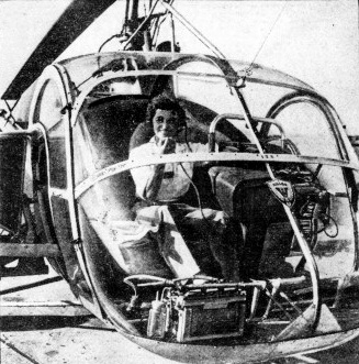 médecin capitaine Valérie André aux commandes d'un Hiller 360 aux débuts des années 50 - Photo DR