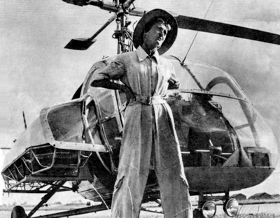 Valérie André mains sur les hanches pose devant son Hiller 360 en Indochine - Photo DR