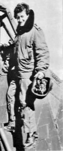 Valérie André montant à bord d'un Sikorsky H34 en Algérie en 1959 - Photo DR collection Valérie André