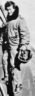 Valérie André montant à bord d'un Sikorsky H34 en Algérie en 1959 - Photo DR collection Valérie André