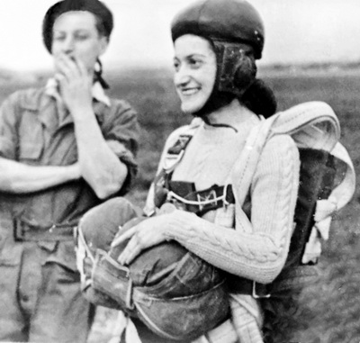 Valérie André lors de son stage de parachutisme. Elle obtient son brevet après 15 sauts au-dessus du Camp d'aviation de Mitry-Mory en 1948 - Photo DR collection Valérie André