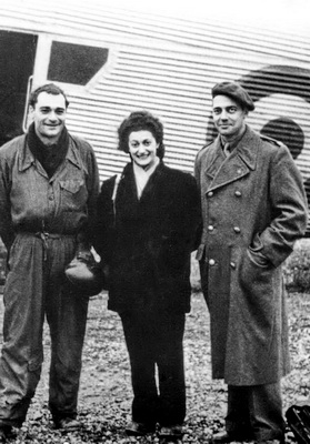 Valérie André (au milieu) pose devant AAC.1 Toucan. En 1948, elle obtient son brevet de parachutisme - Photo collection Pascale Joscht Maye