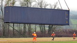 L'énorme container de 40 ft héliporté par le H215 – Photo © Patrick Gisle