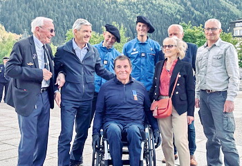 Yves Mathelin bien entouré sur la place du Mont-Blanc à Chamonix, avec de gauche à droite : René Romet, Stéphane Bozon, ... - Photo DR collection Yves Mathelin