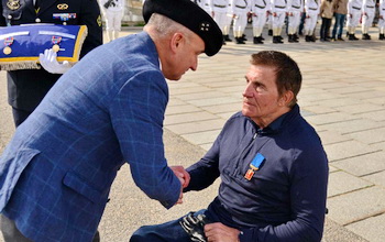 Cérémonie du 30 avril 2026 sur la place du Mont-Blanc à Chamonix, Yves Mathelin reçoit la médaille de l'aéronautique des mains du général Vincent Pons, président de la Fédération des soldats de montagne - Photo DR collection Yves Mathelin