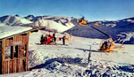 Bell 47 de la Protection civile de la Base de Grenoble-Eybens posé à altiport Henri Giraud de l'Alpe d'Huez (fin des années 50) - Photo carte postale Iris