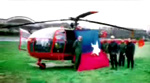 Alouette 3 F-ZBDC BSPP après la mission - Équipage Marcel GACOIN, pilote à gauche et Jean-Pierre Crolotte (à confirmer), mécanicien à droite du drapeau, avec au premier plan le sergent Raymond Belle (Sapeur-Pompier‌ en casque) qui est descendu au bout du câble pour effectuer cette opération, le 19 janvier 1969 - Photo DR collection SCPMT (Section Conservation du Patrimoine, Mémoire et Traditions)