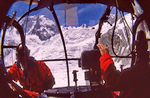 L'équipage pilote/treuilliste à bord de l'Alouette III Sécurité civile communique au travers de l'intercom - Photo © André Fatras