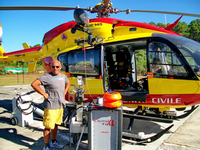 Francis Delafosse (MOB à la retraite) pose devant l'EC145 Dragon 33 à Lacanau (détachement) en septembre 2014 - Photo Francis Delafosse