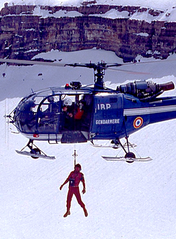 Gros plan de l'hélitreuillage de Philippe de Dieuleveult depuis l'Alouette 3 F-MJBP (Pilote Roger DATHY) le 28 avril 1984 (Tournage de l'émission "La Chasse aux trésors dans le cirque de Gavarnie) - Photo collection Jean-Marie Potelle