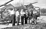 Les équipages devant le Bell 47 et l'Alouette 2 F-BJHN de la Protection civile sur la BAN de Lann-Bihoué avec notamment : Yves Rigaux, Ginon, Jean Férec, Raymond Gabard... - Photo DR collection Famille RIGAUX