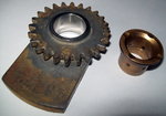 Le petit engrenage provenant du mécanisme interne de la célèbre "relique". Cette pièce munie de son palier en bronze numéroté (LJ-01 BRLD 127552 G 2), Sikorsky H-34 N°377 - Photo F. Delafosse