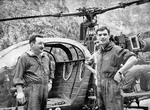 Les deux pilotes avec à droite, Jacques Wattebled en compagnie d'Alfred Leplus posent devant leur Alouette 2 de la Protection civile - Photo collection Francis Delafosse