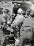 Secours avec l'Alouette 3 F-ZBAS, Paul Rouet est dans la cabine, Jean-Louis Lumpert à droite aidant le blessé et un pompier à gauche - Photo collection famille ROUET