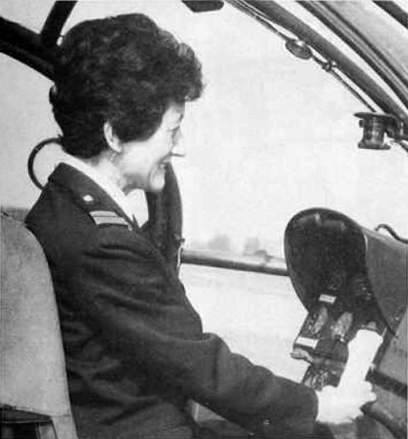 Valerie andré aux commandes d'une Alouette 2 en 1975 - Photo DR Armées d'aujourd'ui N°2 Août 1975