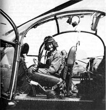 Valérie André en combinaison de vol aux commandes d'une Alouette 2 (vraisemblablement à la 23e escadre d'hélicoptères basée à la Réghaïa vers 1962, à confirmer) - Photo DR Armées d'aujourd'ui N°2 Août 1975