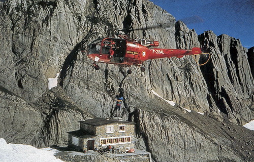 Alouette 3 F-ZBAL Sécurité civile Dragon 64 lors d'un hélitreuillage avec brassière au-dessus du refuge des Sarradets après 1975 - Photo Jean-Michel Théas