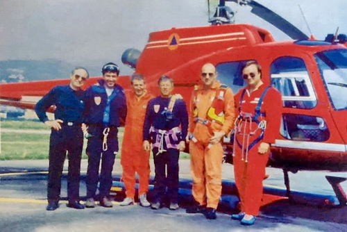 L'AS 350B2 F-ZBFR Sécurité civile indicatif "Ecureuil 06" avec de gauche à droite : René Montini (ancien mécanicien-retraité), Thierry Beunard (CRS), Michel Levécher (pilote), Gilbert Grosso (CRS), Alain Espinassier (mécanicien), Éric Wauthy (médecin) Base de Cannes - Photo début des années 90 - Photo DR