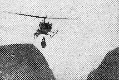 Un des Bell 47 G2 de l'Hélicoptère Service Briand s'élevant avec sa charge entre deux sommets - Photo DR