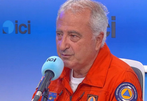 Patrick Savès, MOB sur Dragon 66 de la Sécurité civile interviewé au micro d'ICI Roussillon - Photo DR francebleu