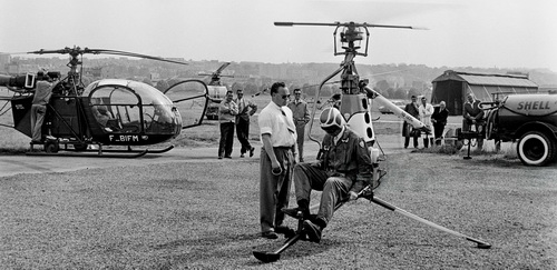 Présentation du Hiller ROE Rotorcycle à Issy-les-Moulineaux avec en arrière-plan l'Alouette II F-BIFM de la Protection civile (Pilote Alfred Leplus), le 12 juin 1958 - Photo Getty Images