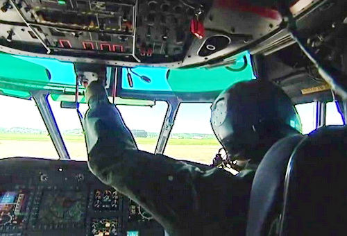 Le capitaine Sophie Adenot pilote de l'escadron d'hélicoptères 1/67 Pyrénées, aux commandes d'un Caracal - Photo DR INA