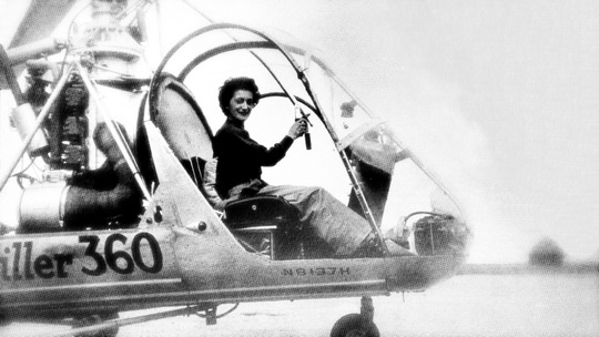 Valérie André aux commandes du Hiller 360 F-BFPL en 1950 à Cormeilles-en-Vexin chez Helicop-Air - Photo DR Collection Valérie André