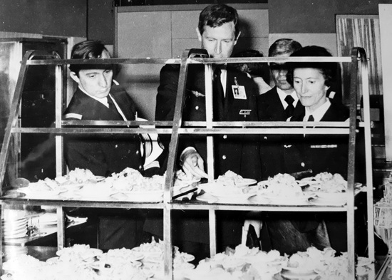  Le médecin général Valérie André à la cantine lors de la visite BA 922 DOULLENS, le 12 septembre 1980 - Photo DR AMICAA