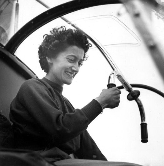 Valérie André aux commandes du Hiller 360 F-BFPL stage Hélicop-Air en 1950 - Photo DR collection Valérie André