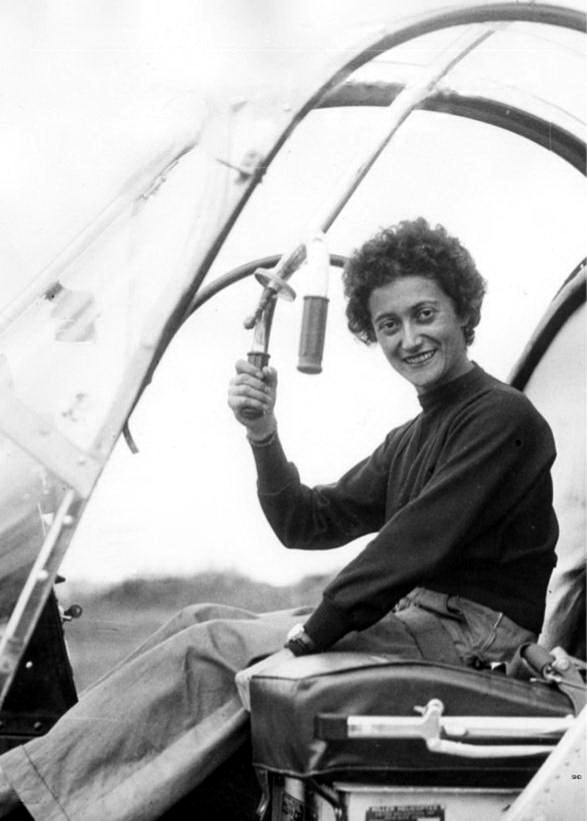 Valérie André aux commandes du Hiller 360 F-BFPL stage Hélicop-Air en 1950 - Photo DR collection Valérie André