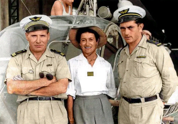 Capitaine Alexis Santini, médecin-capitaine Valérie André et l'adjudant-chef Bartier devant le hangar de Gia Lâm, en 1952 - Photo DR colorisée par IA