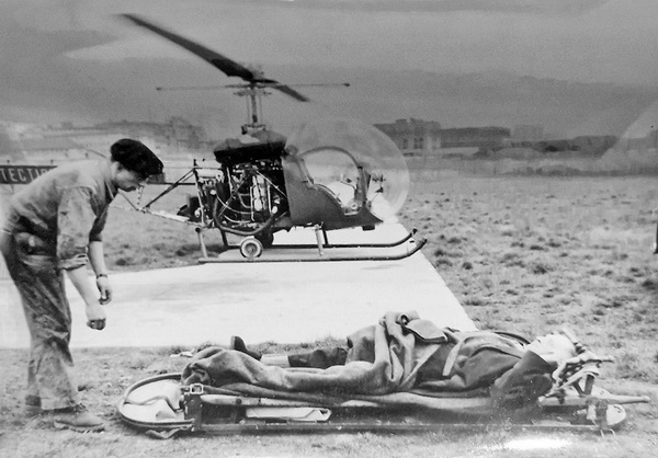 Le Bell 47 Protection civile (Base de Lann Bihoué) posé sur l'héliport d'Issy-les-Moulineaux après une EVASAN, le 17 avril 1958 - Photo DR Associated Press