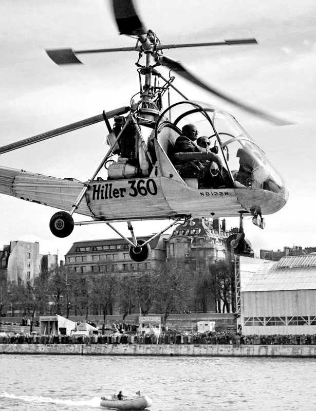 Henri Boris aux commandes après la récupération avec échelle de corde au-dessus de la Seine en Hiller 360 F-BFPR Hélicop-Air (immatriculation US N8122H) au Salon national des Sports et du Camping, le 2 avril 1950 - Photo Getty Images