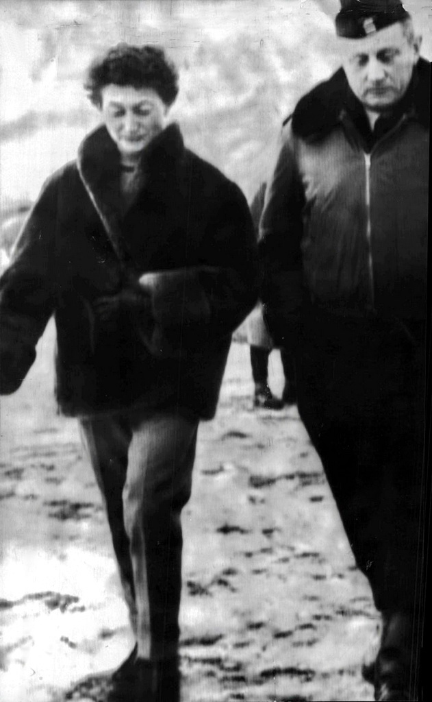 Capitaine Valérie André au côté du colonel Nollet (Cdt BE 725 Bourget-du-Lac) à Chamonix, le 2 janvier 1957 - Photo DR