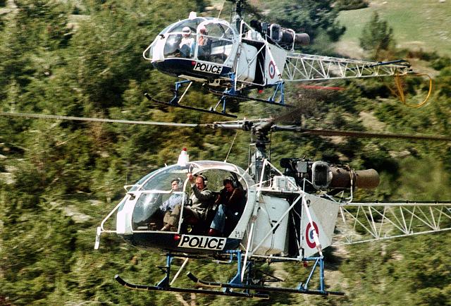 2 Alouette II badgées Police en vol dans le film "Comme un boomerang" en 1976 - Photo DR