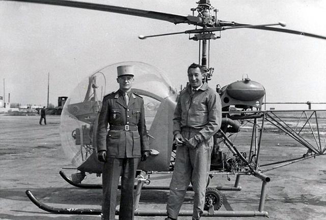 A droite le pilote Jean DABOS devant un Bell 47 au CEV de Brétigny-sur-Orge en 1954 - Photo DR
