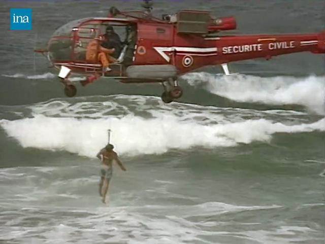 Alouette III Sécurité civile lors de l'hélitreuillage du baigneur en difficulté à Lacanau en Août 1991 - Photo DR INA